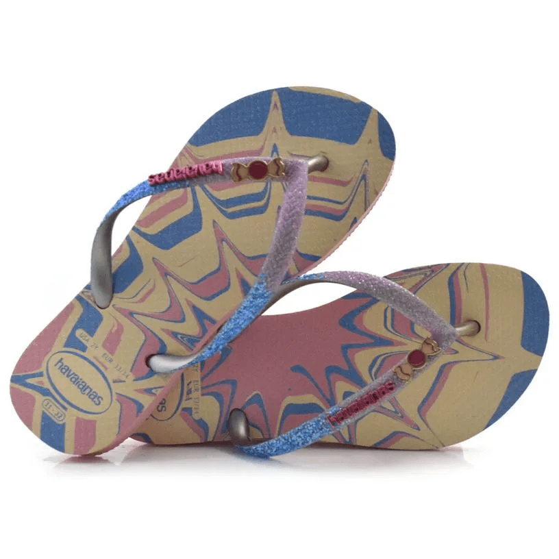 Chinelo infantil Havaianas K Slim Glitter II rosa glow visto em ângulo lateral com destaque para as tiras em glitter